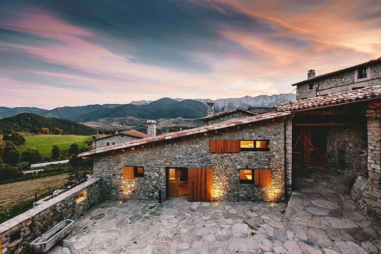 Masía española convertida en una casa moderna