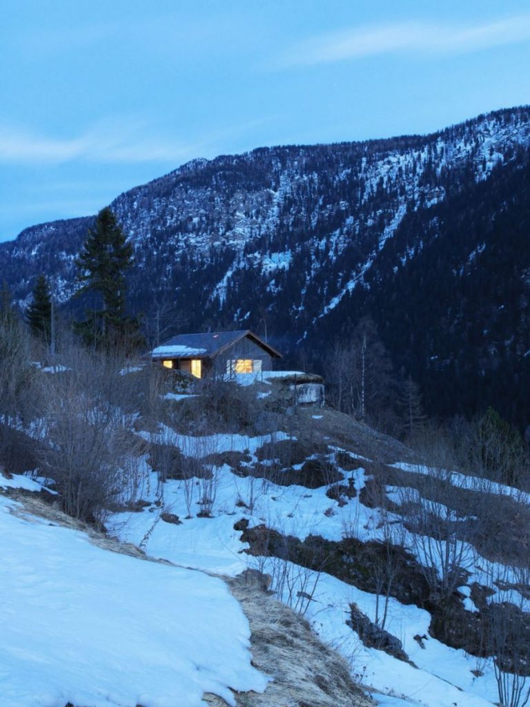 Refugio militar suizo convertido en una casa modernista alpina 10