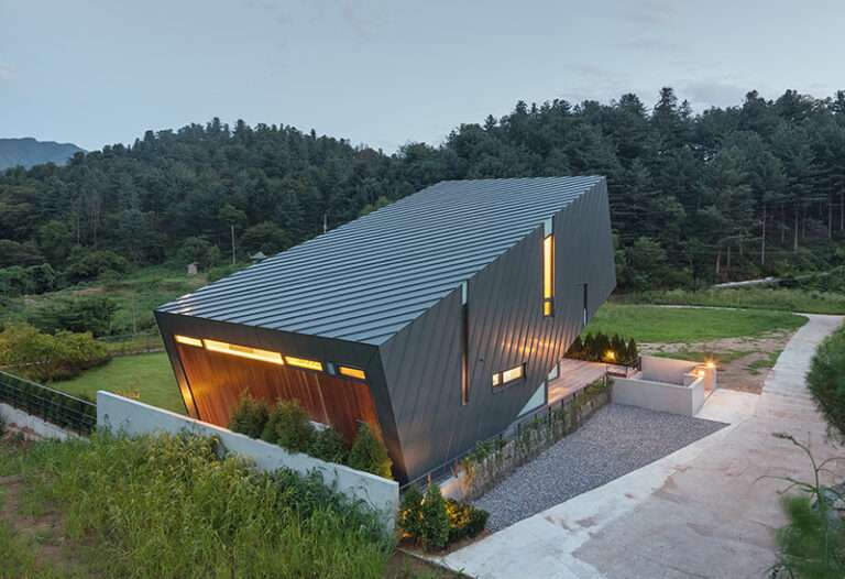 Casa inclinada para captar mejor los rayos del sol