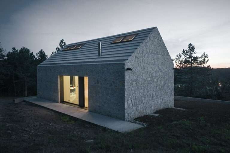 La arquitectura moderna y tradicional eslovena confluyen en esta casa compacta