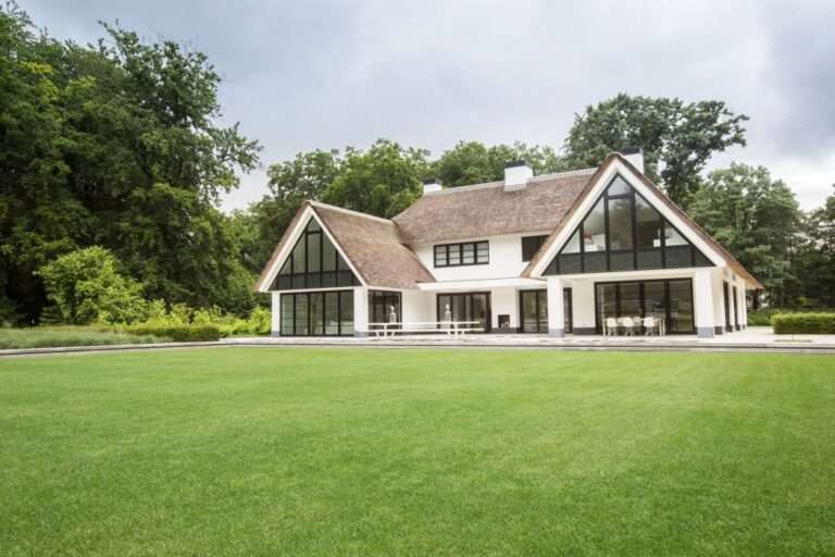 Casa de campo moderna y transparente con un interior muy distinto al exterior