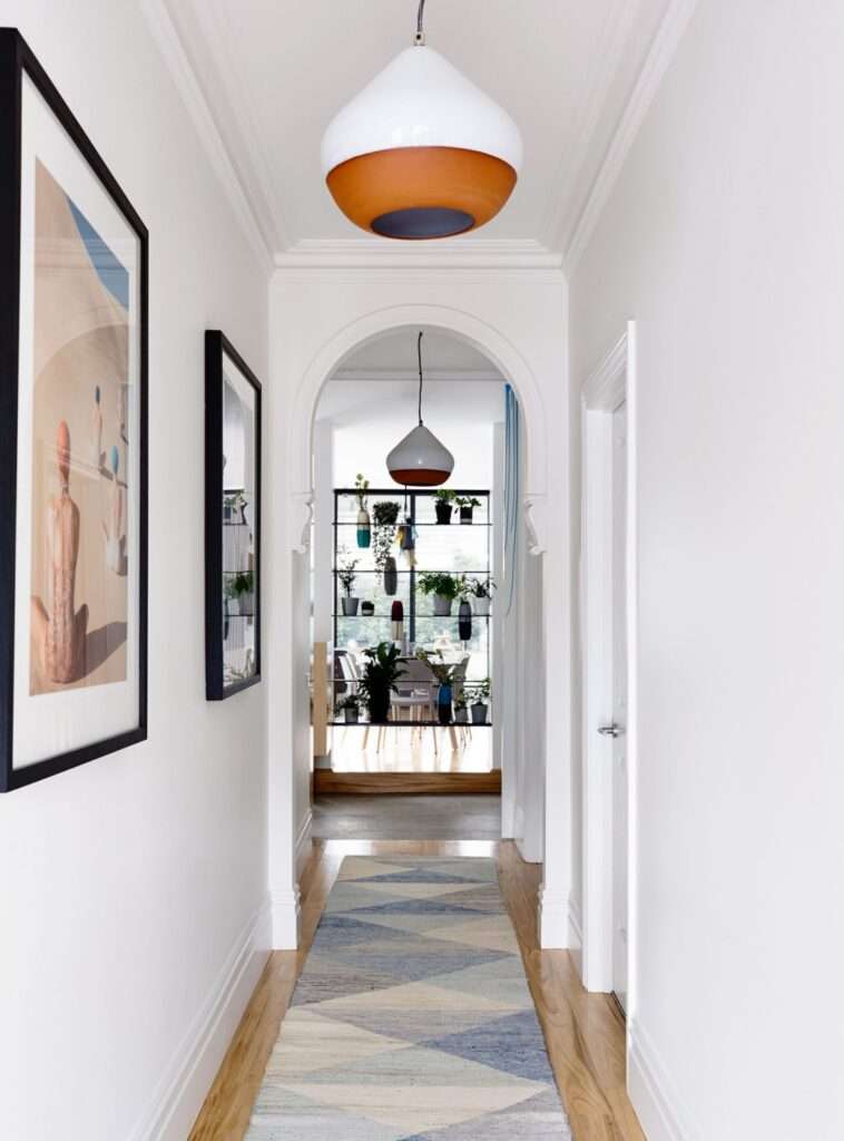 Casa de campo reconstruida como un hogar divertido y moderno