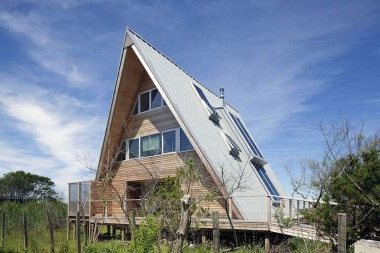 Esta casa de al lado de la playa reinventa el diseño icónico de los 60