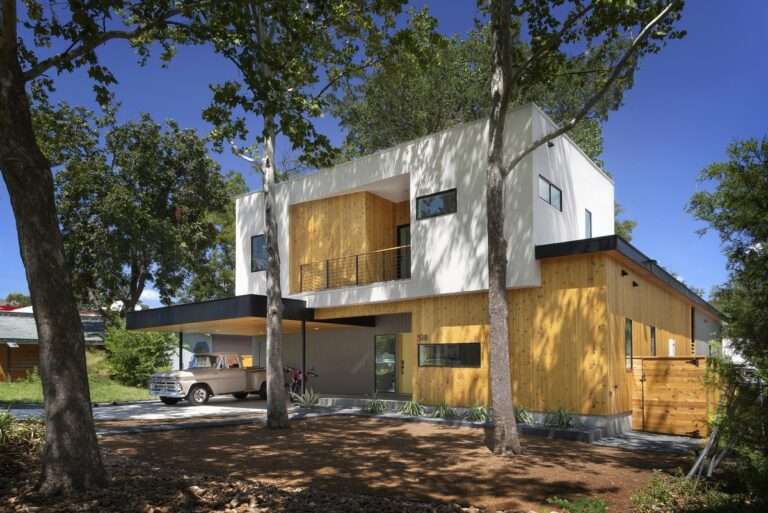 Una casa moderna en forma de U diseñada en torno a árboles