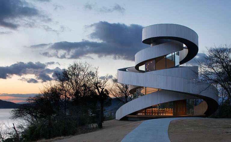 Capilla de bodas en forma espiral diseñado por Hiroshi Nakamura