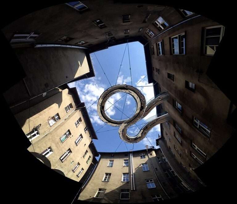 Una pasarela flotante en espiral entre edificios de oficinas para un retiro visual