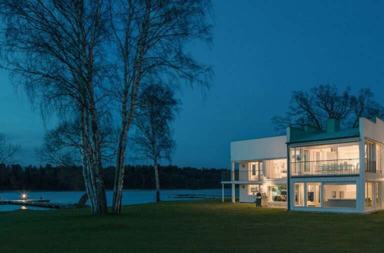 Moderna casa ubicada en una pequeña península de Suecia