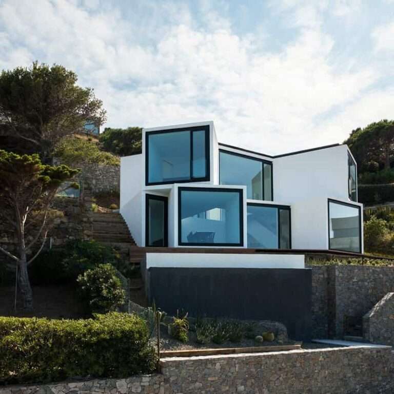 Moderna casa que se abre como un girasol para capturar mejor la luz solar