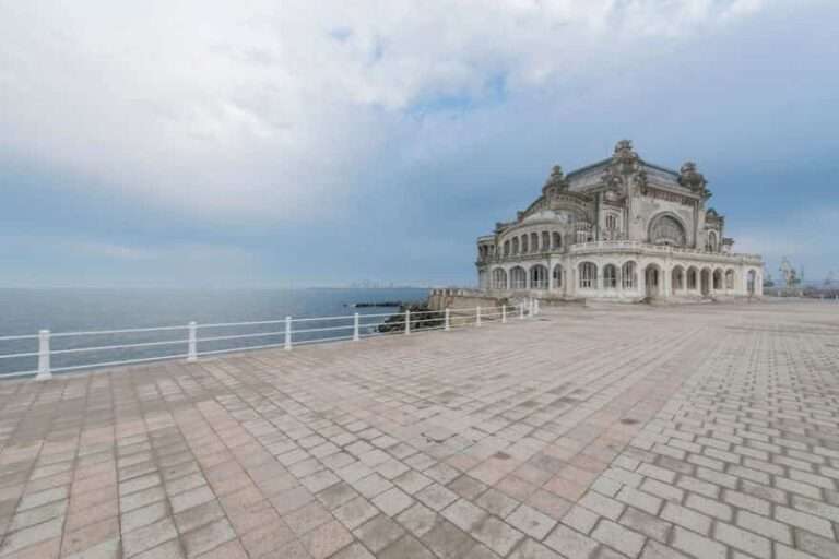Viejo casino a orillas del Mar Negro