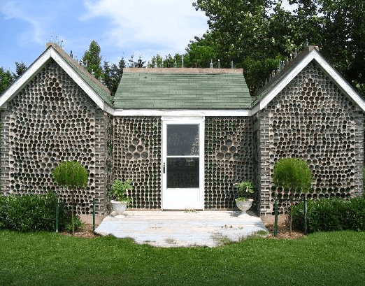 Esta casa está construida con miles de botellas de vidrio - Arquitectura  Ideal