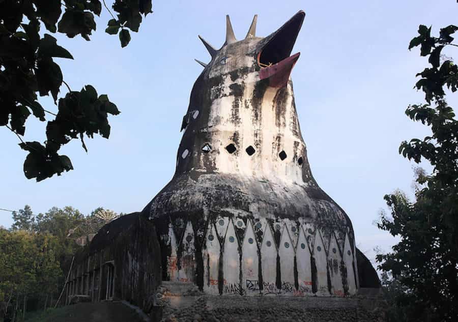 Esta iglesia abandonada en Indonesia tiene forma de pollo
