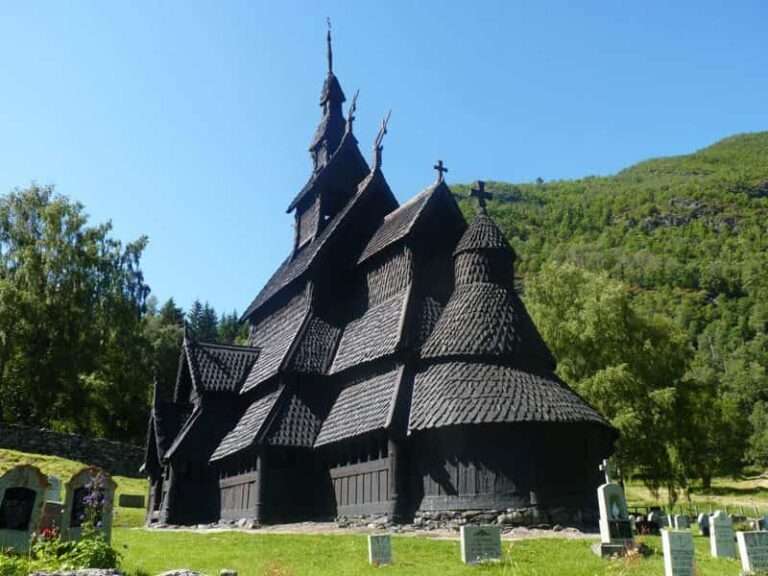 Impresionante esta iglesia de madera escondida en Borgund