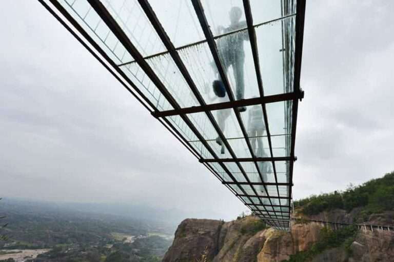 El puente de cristal más largo del mundo está en China