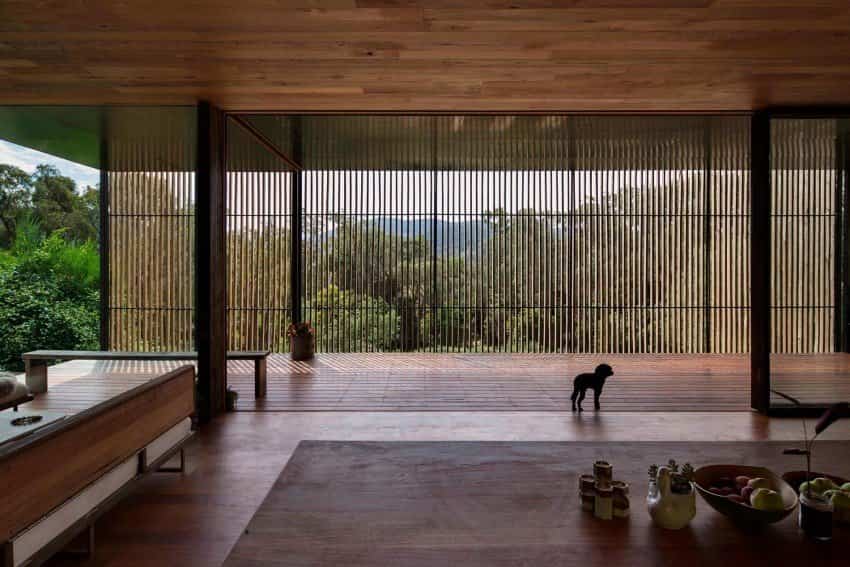 The Sawmill House construida con bloques de hormigón y un amplio espacio