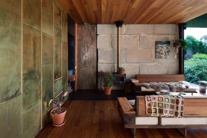Salón de la casa construida con bloques de hormigón
