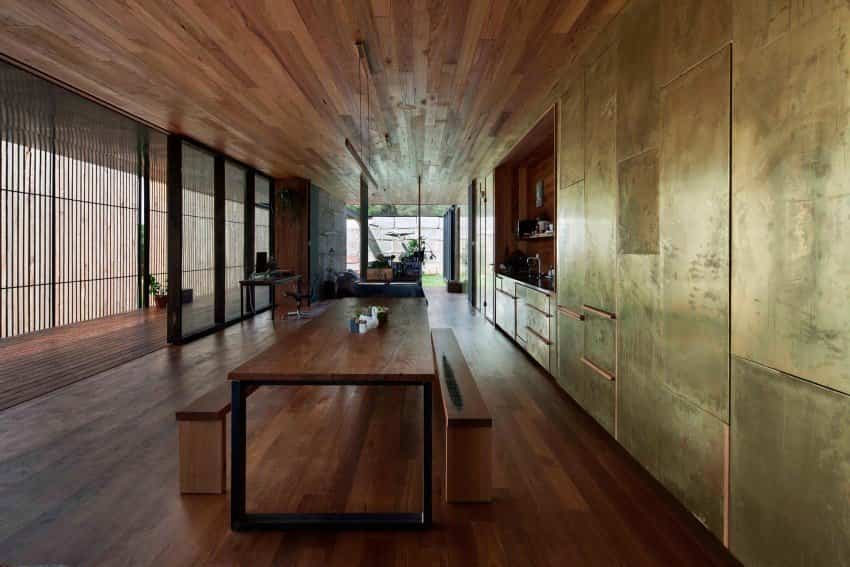 Láminas de cobre en la cocina de la casa construida con bloques de hormigón