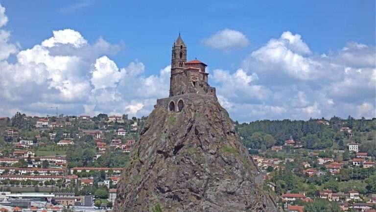 Edificios increíbles construidos en los lugares más extraños