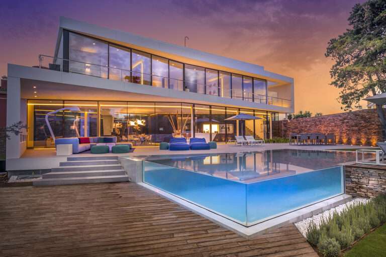 Casa moderna a orillas del Mediterráneo llena de grandes detalles