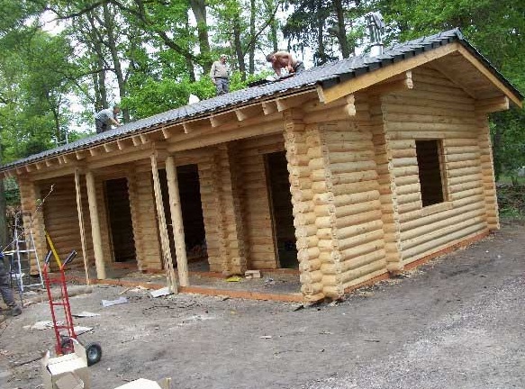 cabaña de madera casi terminada