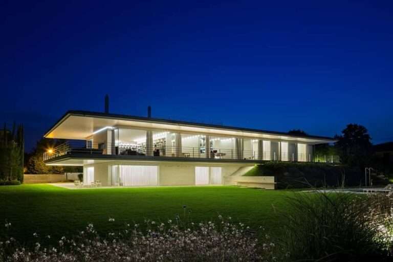 Casa C, una residencia moderna que ofrece una doble orientación