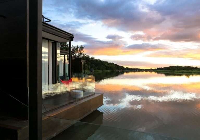 Impresionante resort flotante sobre el río Kwai en Tailandia