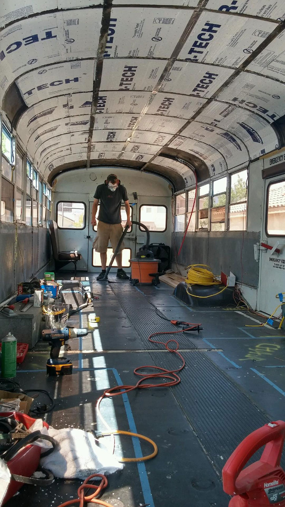 viejo autobús escolar convertido en casa - aislante para el frío