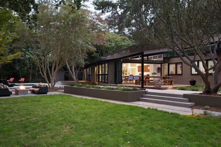 Reforman una casa de mediados de siglo en una moderna vivienda