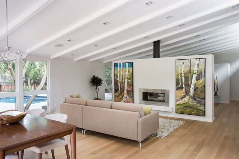 Reforman una casa de mediados de siglo en una moderna vivienda