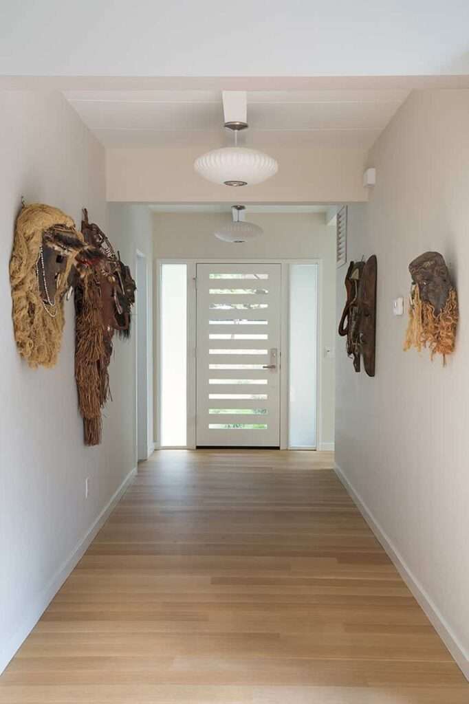 Reforman una casa de mediados de siglo en una moderna vivienda