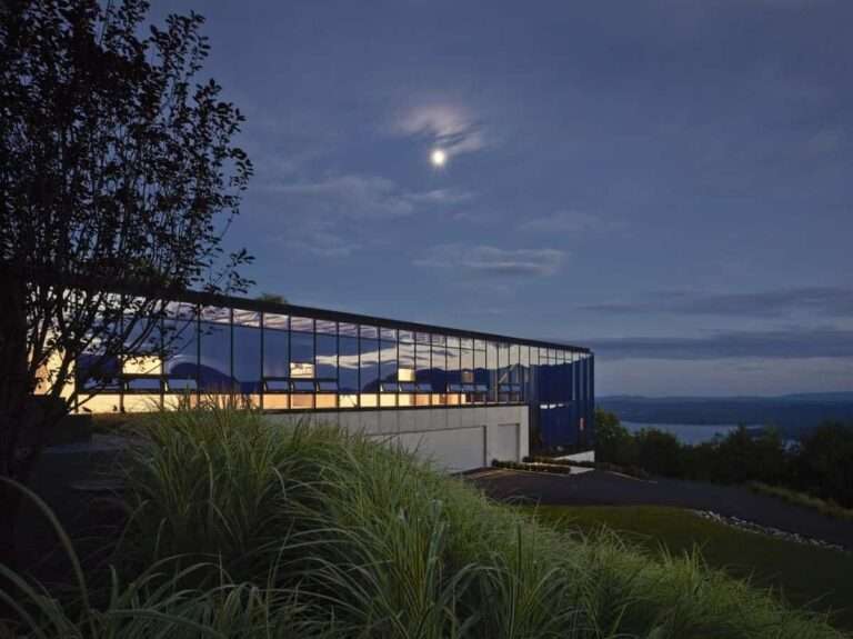 Casa Shokan, una casa acristalada que refleja la belleza de la zona