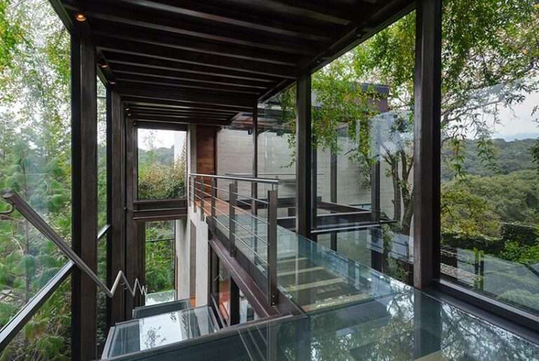 Casa Bosque, una mansión que cuenta con una pasarela de cristal para comunicar sus dos secciones