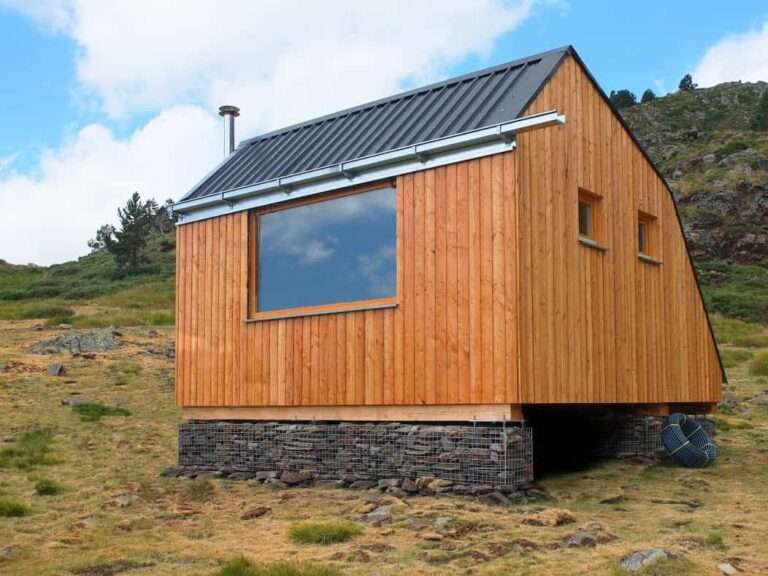 Cabaña de Estanilles, un refugio construido a 2200 metros de altura con la ayuda de un helicóptero