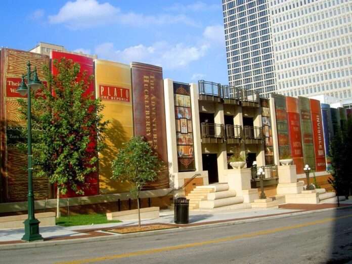 biblioteca construída con libros