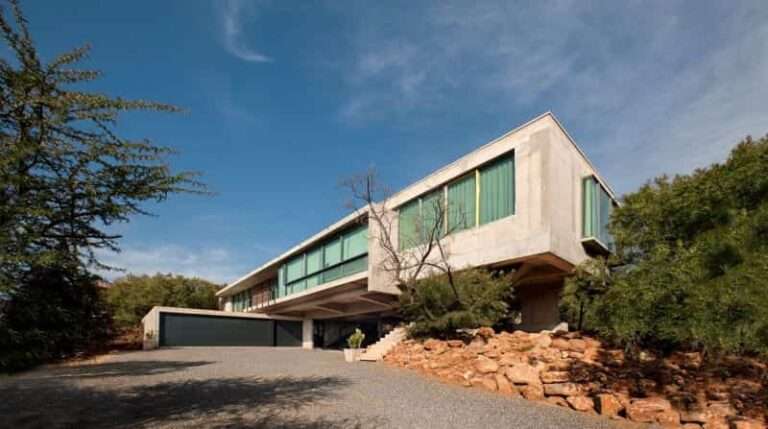 Casa Gauche, una vivienda elevada construida en un sitio rocoso
