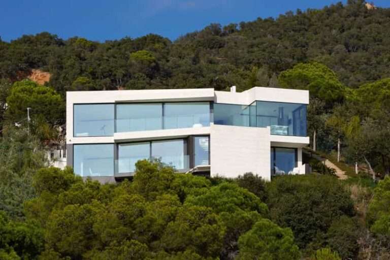 Toda la belleza del Mediterráneo representada en esta residencia catalana