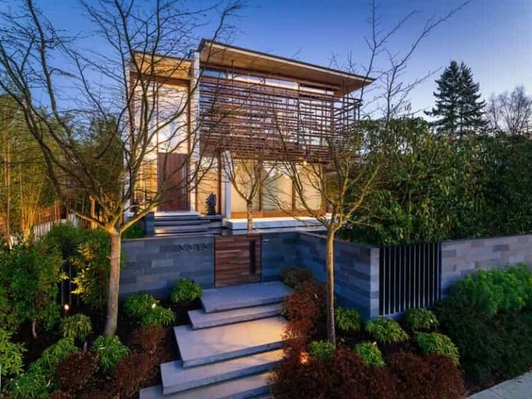 Utilizan listones de madera para cubrir el piso superior de esa casa contemporánea en Vancouver