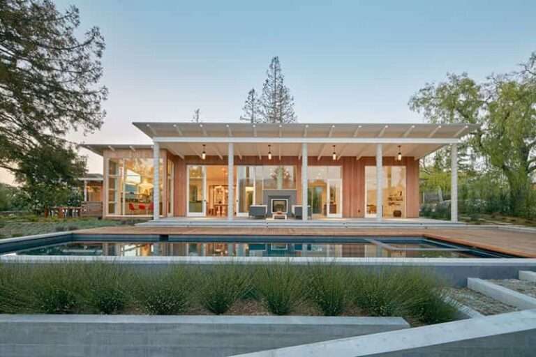 Esta casa de madera con techo inclinado fue diseñada para la vida en Silicon Valley
