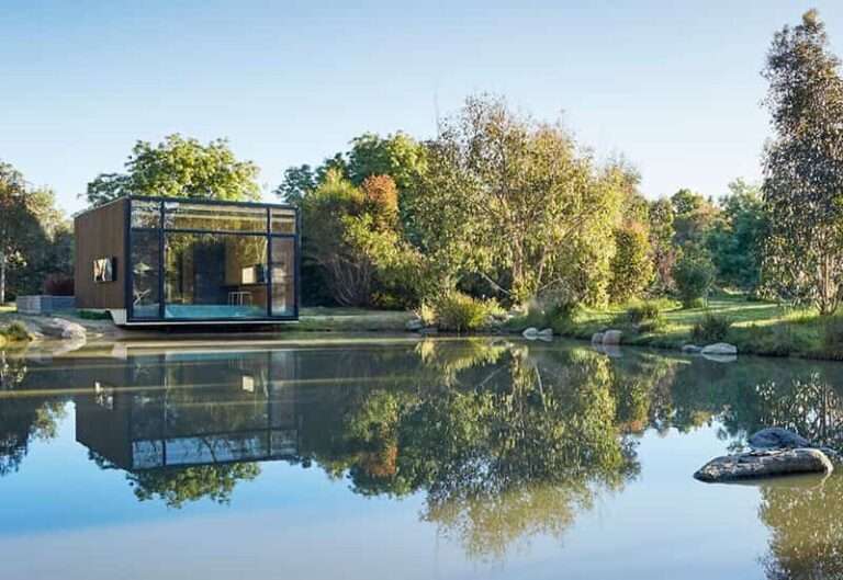 Construyen un pequeño edificio junto a un estanque para convertirlo como estudio de yoga