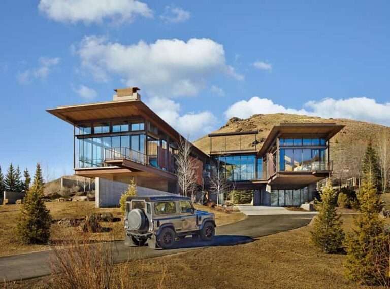 El diseño de esta moderna casa de montaña está lleno de materiales industriales