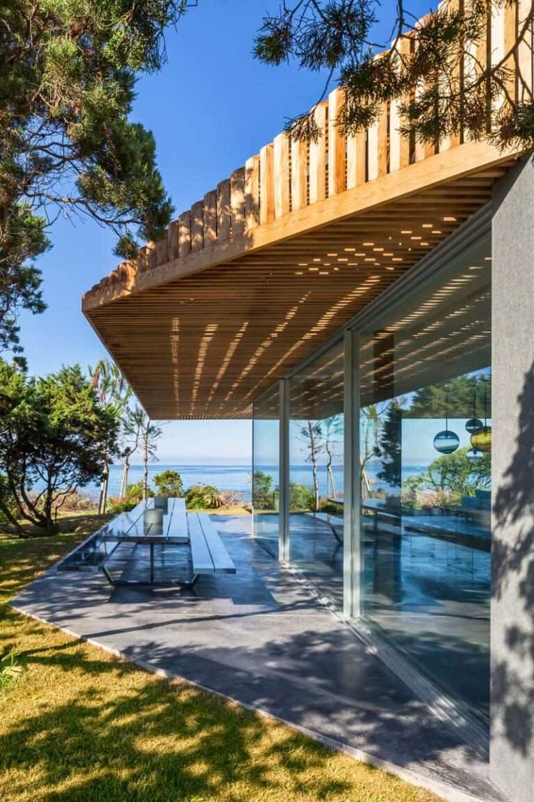 Esta moderna casa mediterránea, permite que la brisa pase a través de ella