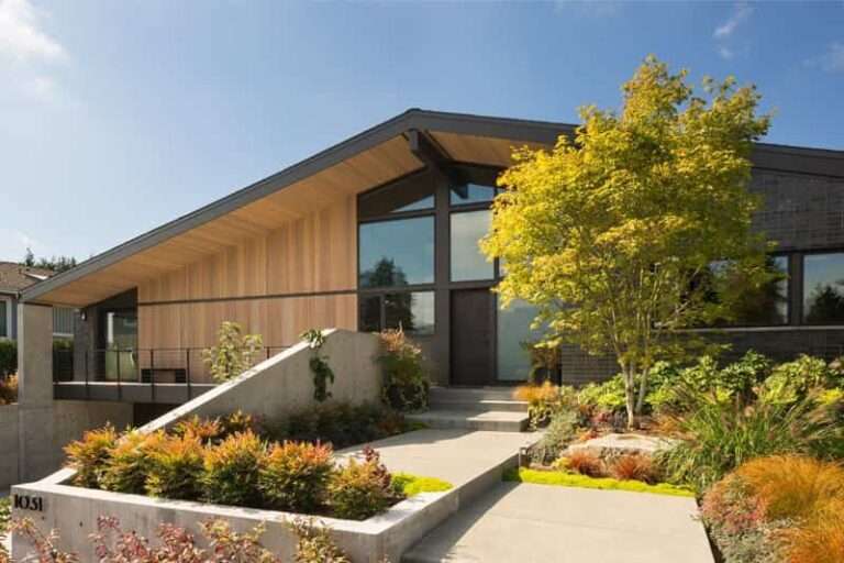 Esta vivienda contemporánea está inspirada en las casas construidas a mediados del siglo XX en los Estados Unidos
