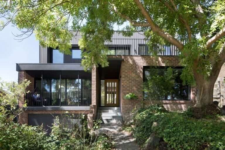 Reforma contemporánea llevada a cabo en una casa de ladrillos de 1970