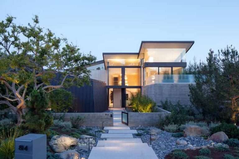 Fachada de cristal para una mayor entrada de luz en esta moderna casa en Los Ángeles