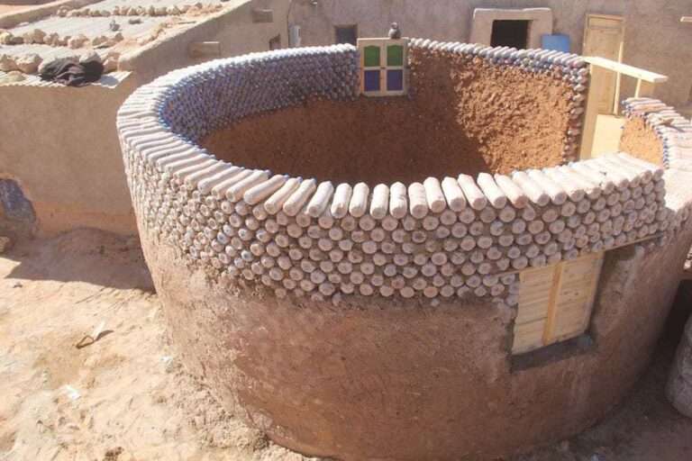 Utilizan botellas de plástico para construir casas para los refugiados saharauis