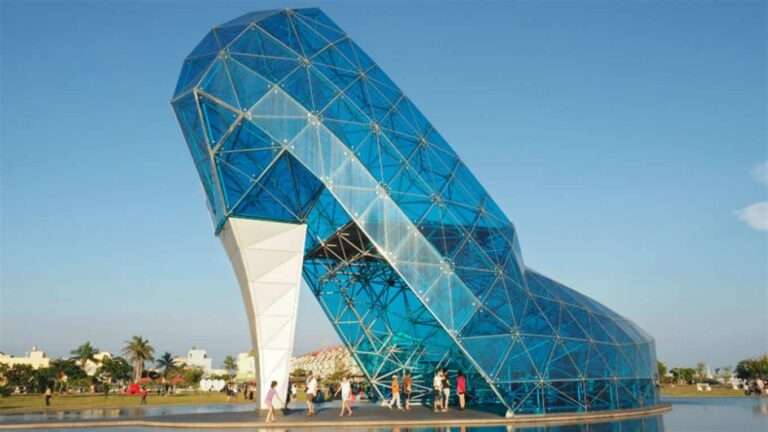 Sorprendente iglesia taiwanesa con forma de zapato de cristal