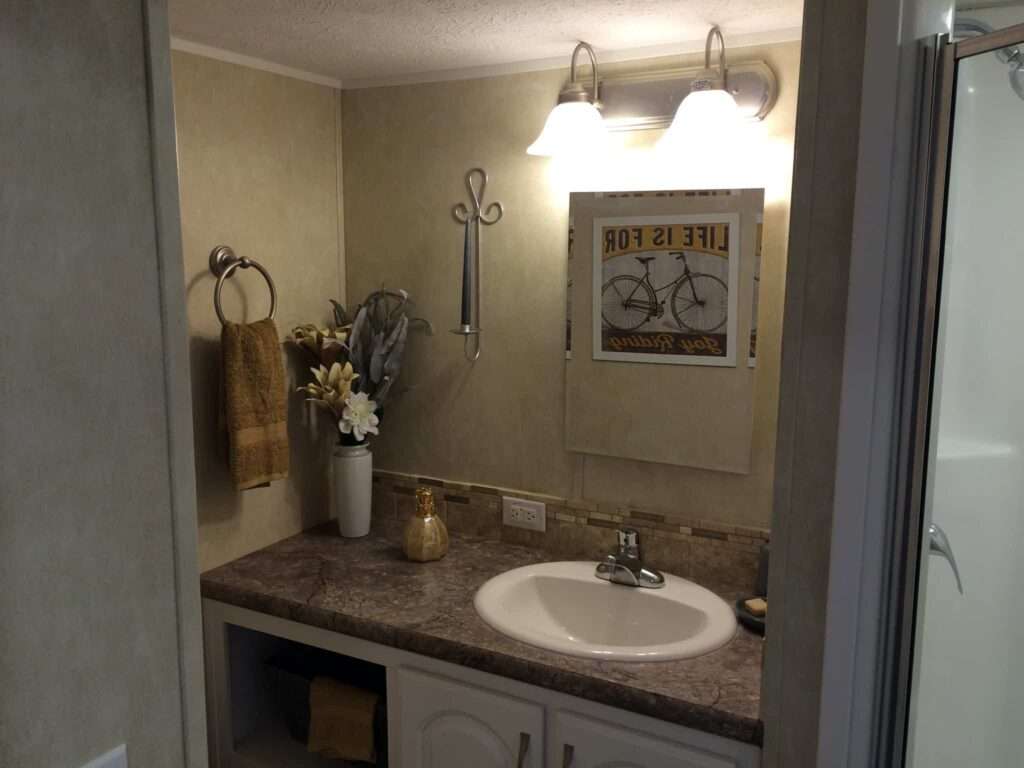 Parece una pequeña cabaña de madera, pero su interior te impresionará