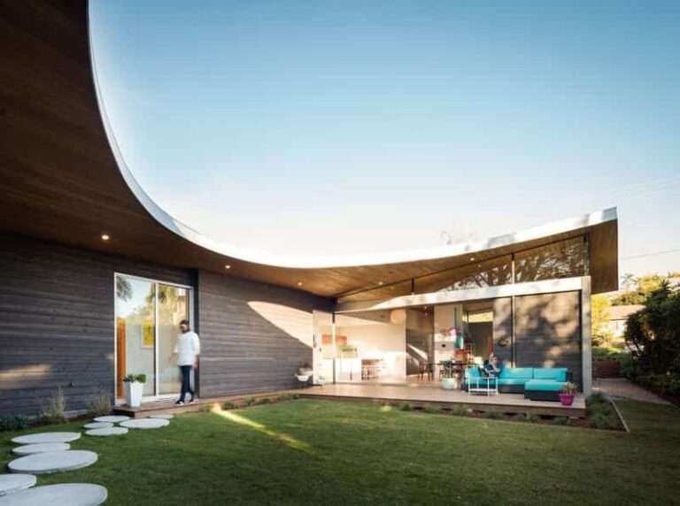 Casa Avocado Acres, con un techo curvo alrededor del patio trasero