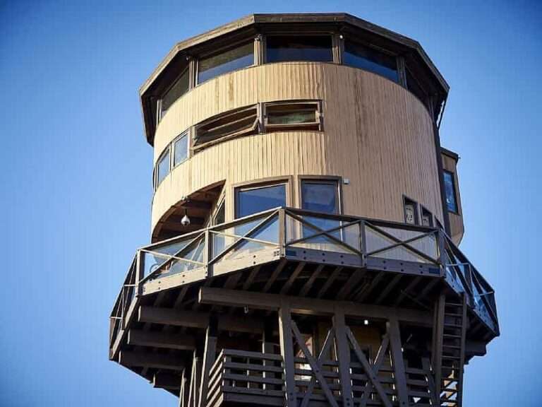 Una famosa torre de agua frente a la playa, se ha convertido en una casa de alquiler en California