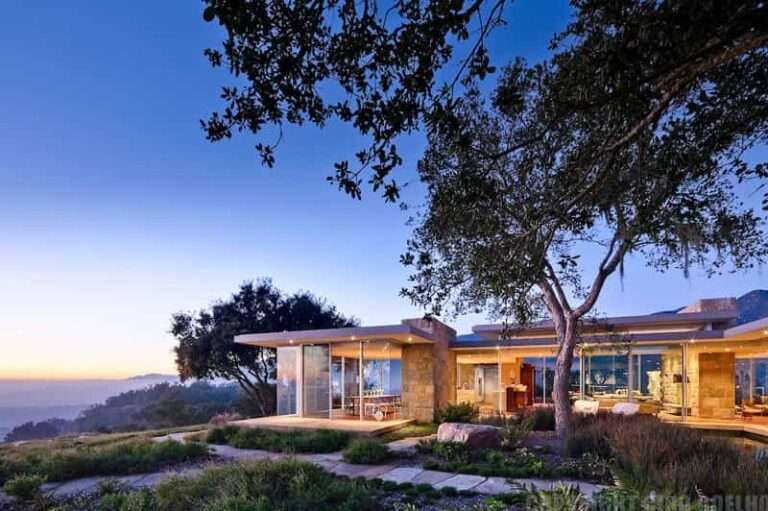 Esta casa cuenta con paredes de cristal para aprovechar las increíbles vistas de la zona