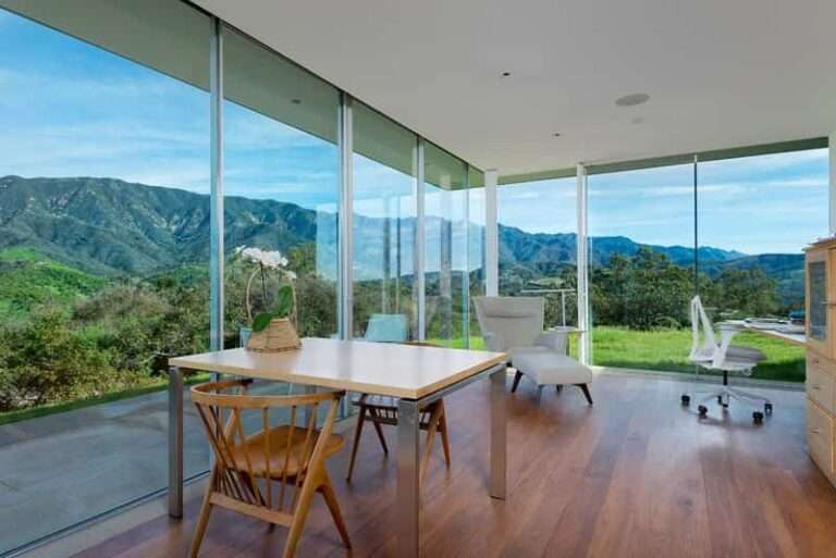 Las paredes de cristal de esta casa ofrecen unas bonitas vistas de la zona
